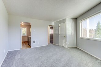 11580 SW Hall Blvd in Tigard, OR - Foto de edificio - Building Photo