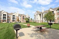 Truman Farm Villas in Grandview, MO - Foto de edificio - Building Photo