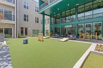 596 W 9th St in Dallas, TX - Foto de edificio - Building Photo