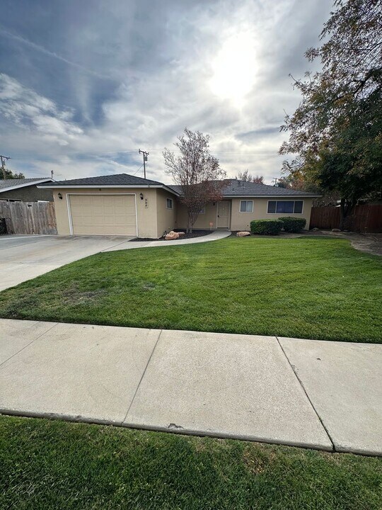 325 E Encore Dr in Hanford, CA - Building Photo