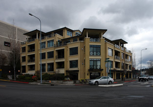 Tiara de Lago in Kirkland, WA - Building Photo - Building Photo