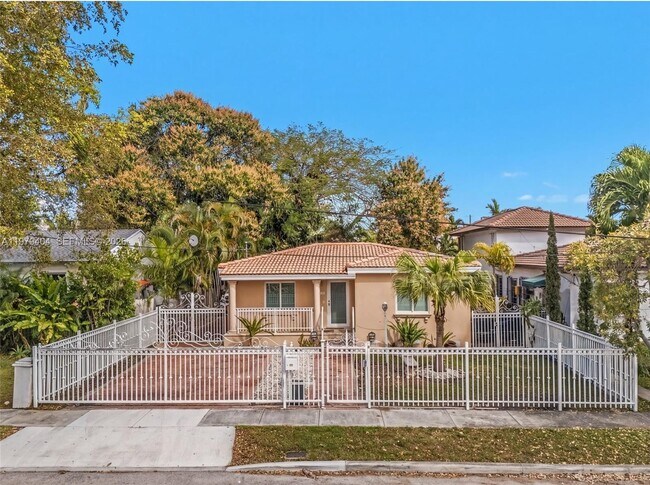 2121 SW 30th Ct in Miami, FL - Building Photo - Building Photo