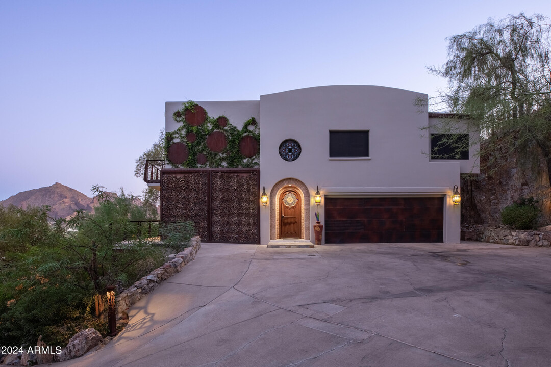 7044 N Hillside Dr in Paradise Valley, AZ - Building Photo