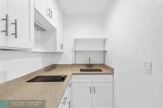 583 NW 17th Pl in Fort Lauderdale, FL - Building Photo - Building Photo