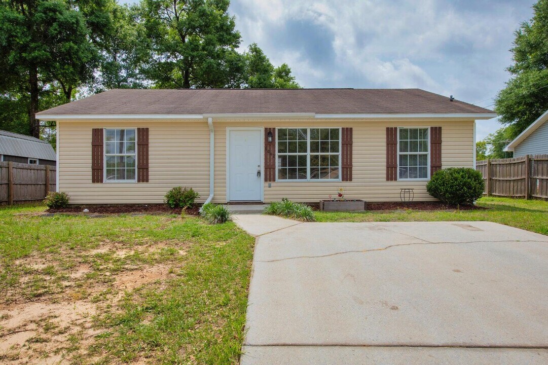 6042 Queen St in Milton, FL - Building Photo