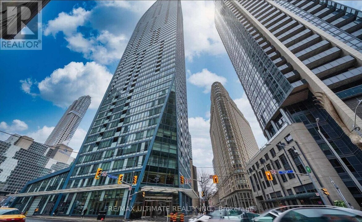 8 The Esplanade in Toronto, ON - Building Photo