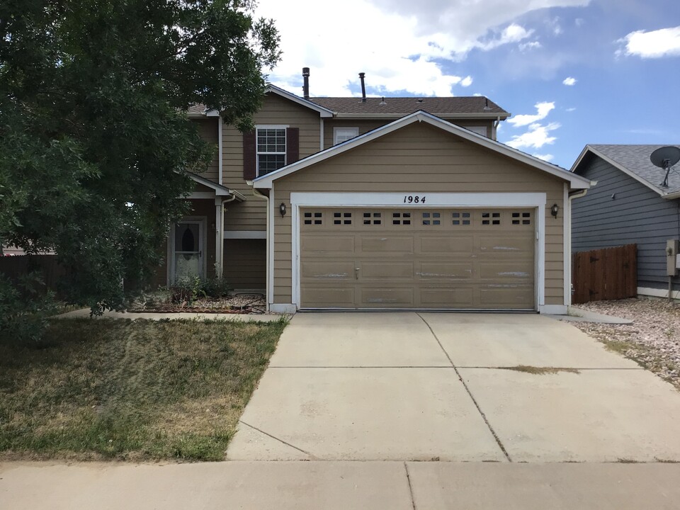 1984 Village Dr in Milliken, CO - Building Photo