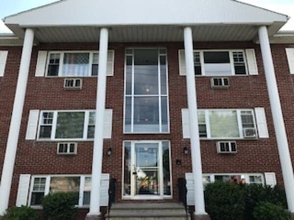 924 Main St, Unit 15 in Woburn, MA - Building Photo