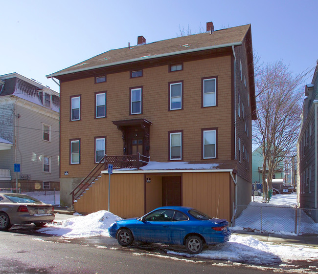 539 4th St in Fall River, MA - Foto de edificio - Building Photo