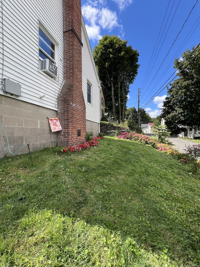 12 Charles St in Winchester, CT - Building Photo - Building Photo