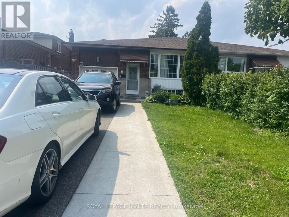 8 Madison St in Brampton, ON - Building Photo