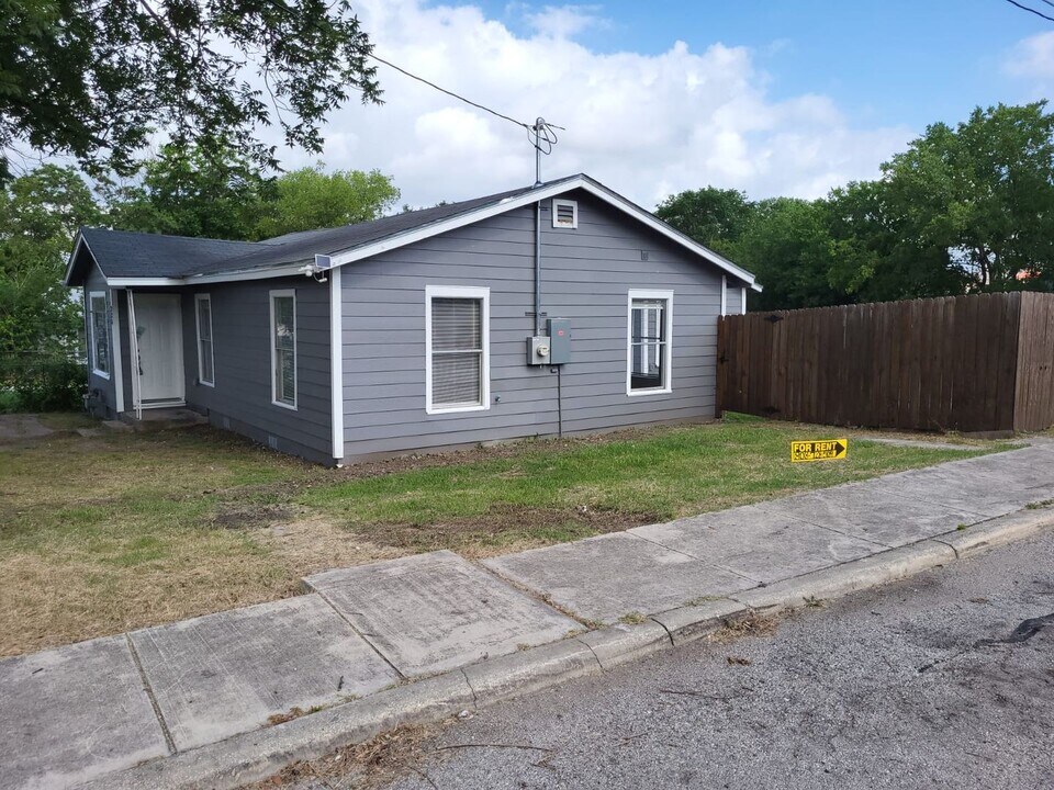 235 Bee St in San Antonio, TX - Building Photo
