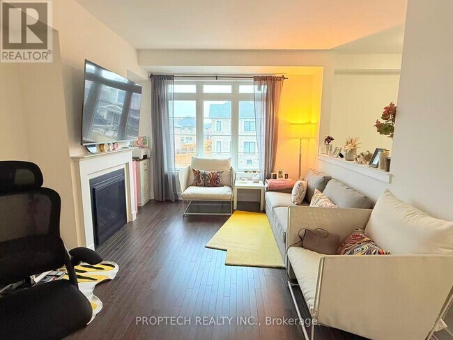 25 Gillivary Dr in Whitby, ON - Building Photo - Building Photo