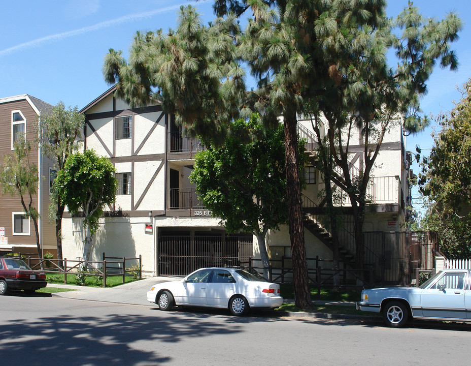 323-325 E Pine St in Santa Ana, CA - Building Photo