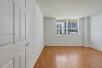 1155 Brickell Bay Dr, Unit 1107 in Miami, FL - Foto de edificio - Building Photo