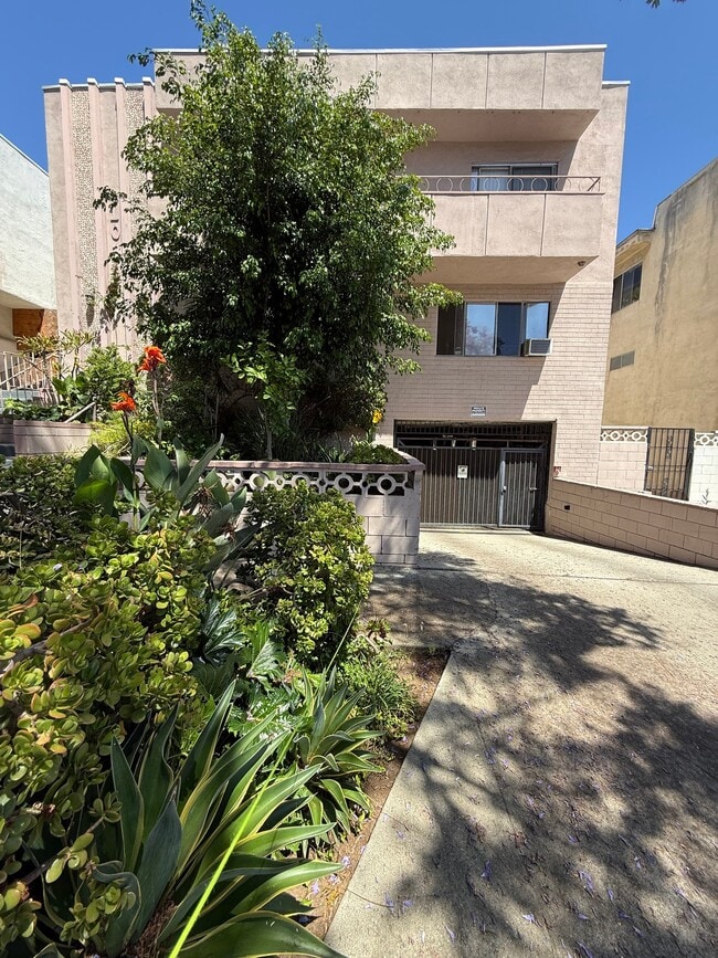 1030 N Edinburgh Ave, Unit 6