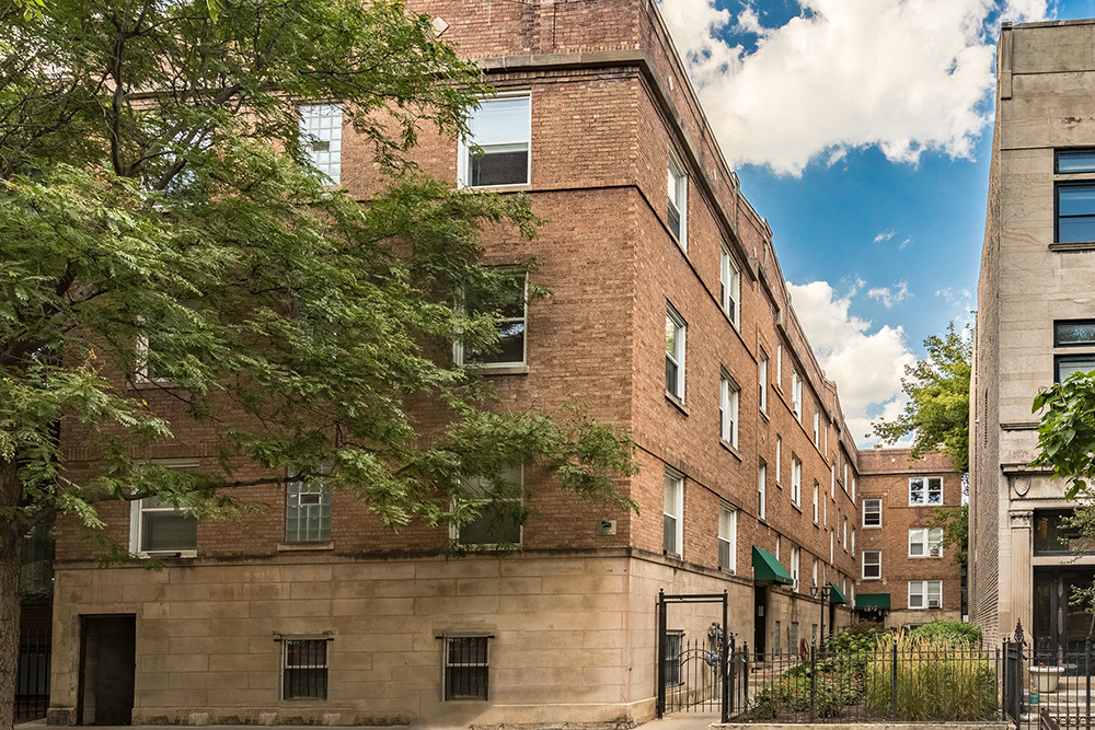 Barry Court - 722 W Barry Ave in Chicago, IL - Building Photo