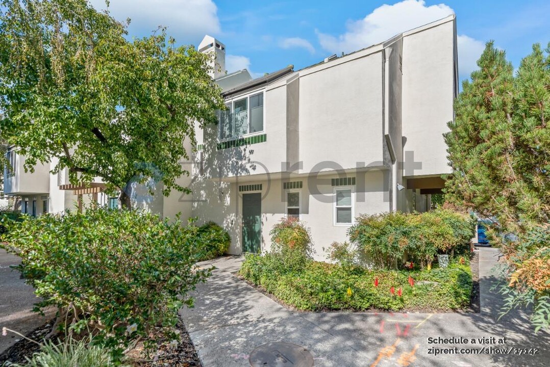 8 Zurich Ct in Pleasant Hill, CA - Building Photo