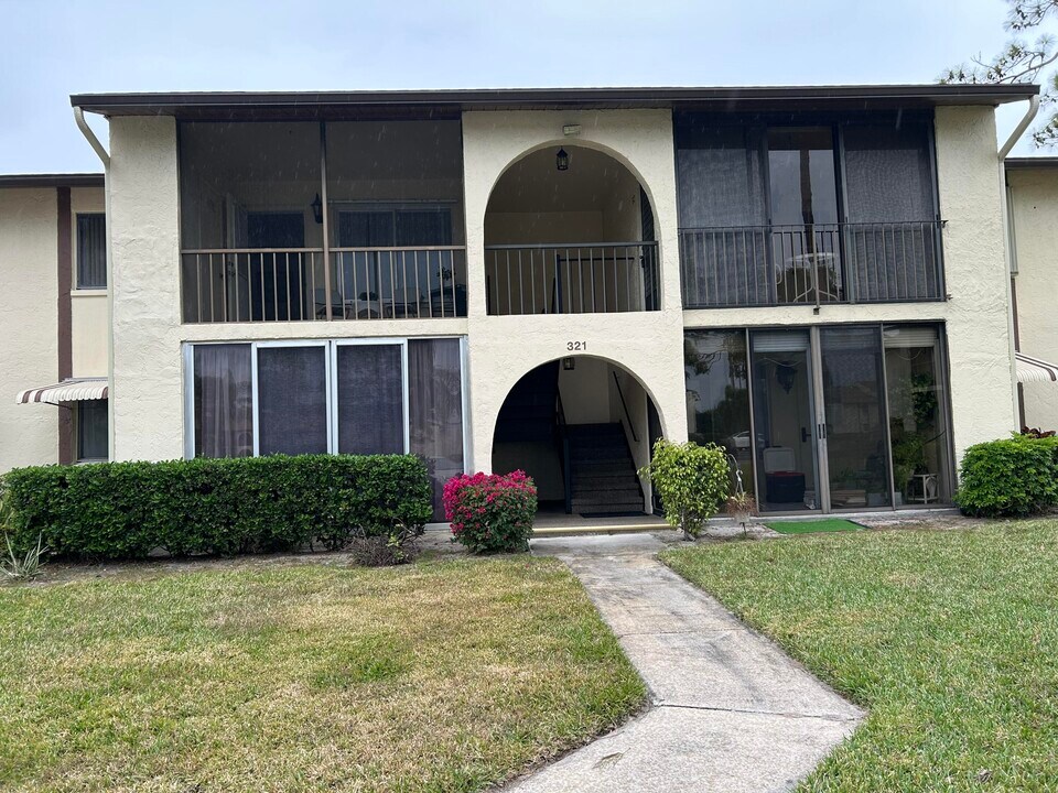 321 Knotty Pine Cir in Greenacres, FL - Building Photo