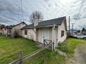 985 NE Cedar St in Roseburg, OR - Building Photo