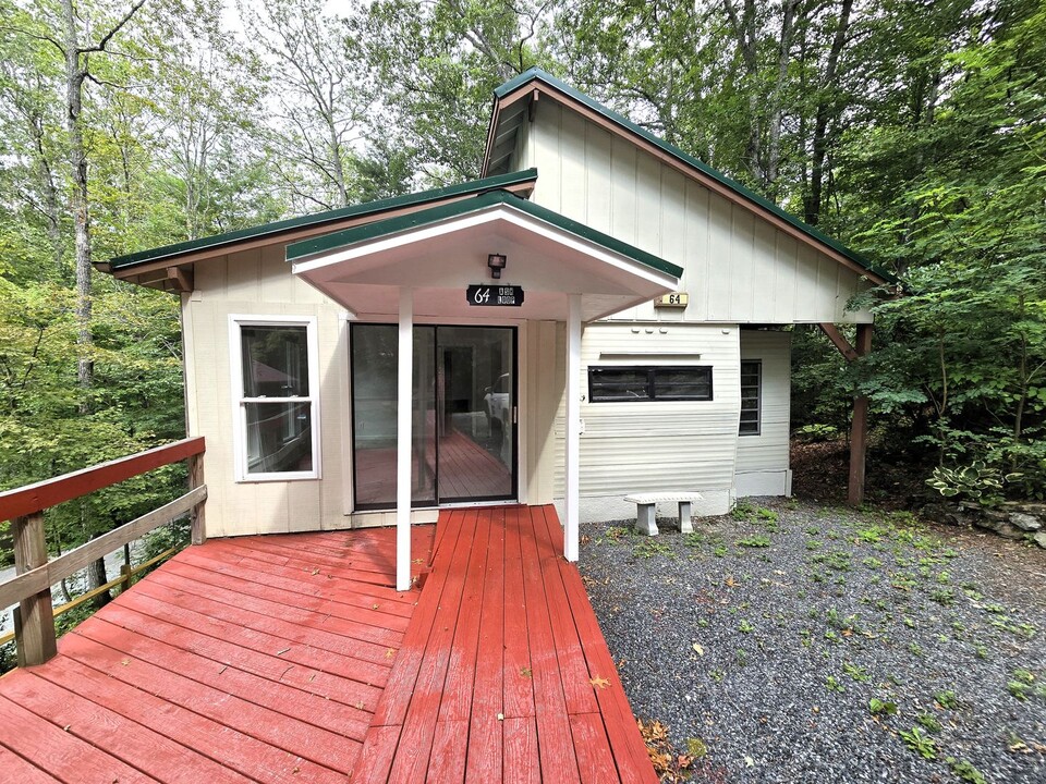 64 Ash Loop in Newland, NC - Building Photo