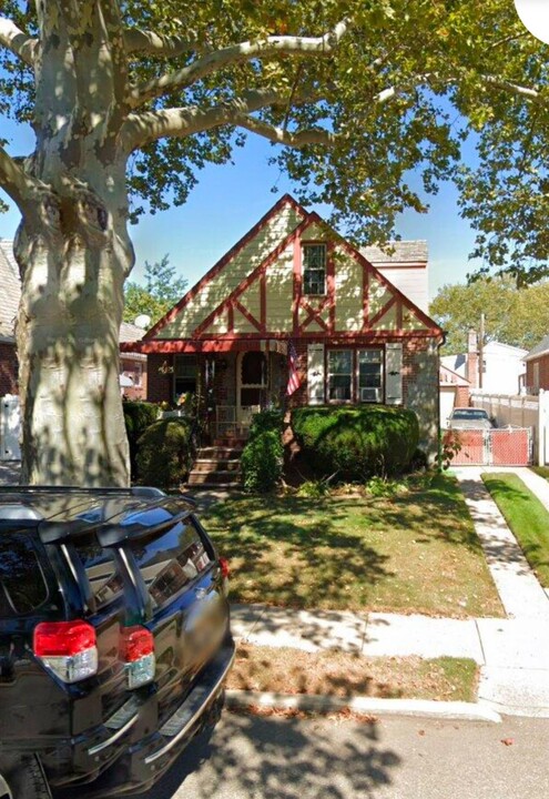 80-23 247th St in Queens, NY - Foto de edificio