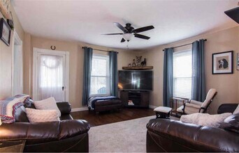 233 N Main St in Timberville, VA - Foto de edificio - Building Photo