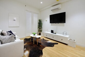 353 W 46th St, Unit SI ID1323931P in New York, NY - Building Photo - Building Photo