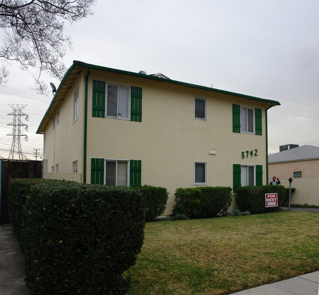 5742 Willowcrest Ave in North Hollywood, CA - Foto de edificio - Building Photo