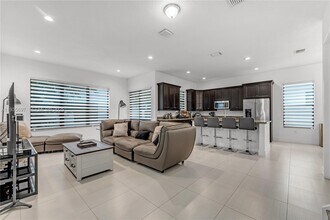 9881 W 34th Ave in Hialeah, FL - Foto de edificio - Building Photo