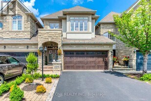 2379 Wasaga Dr in Oakville, ON - Building Photo