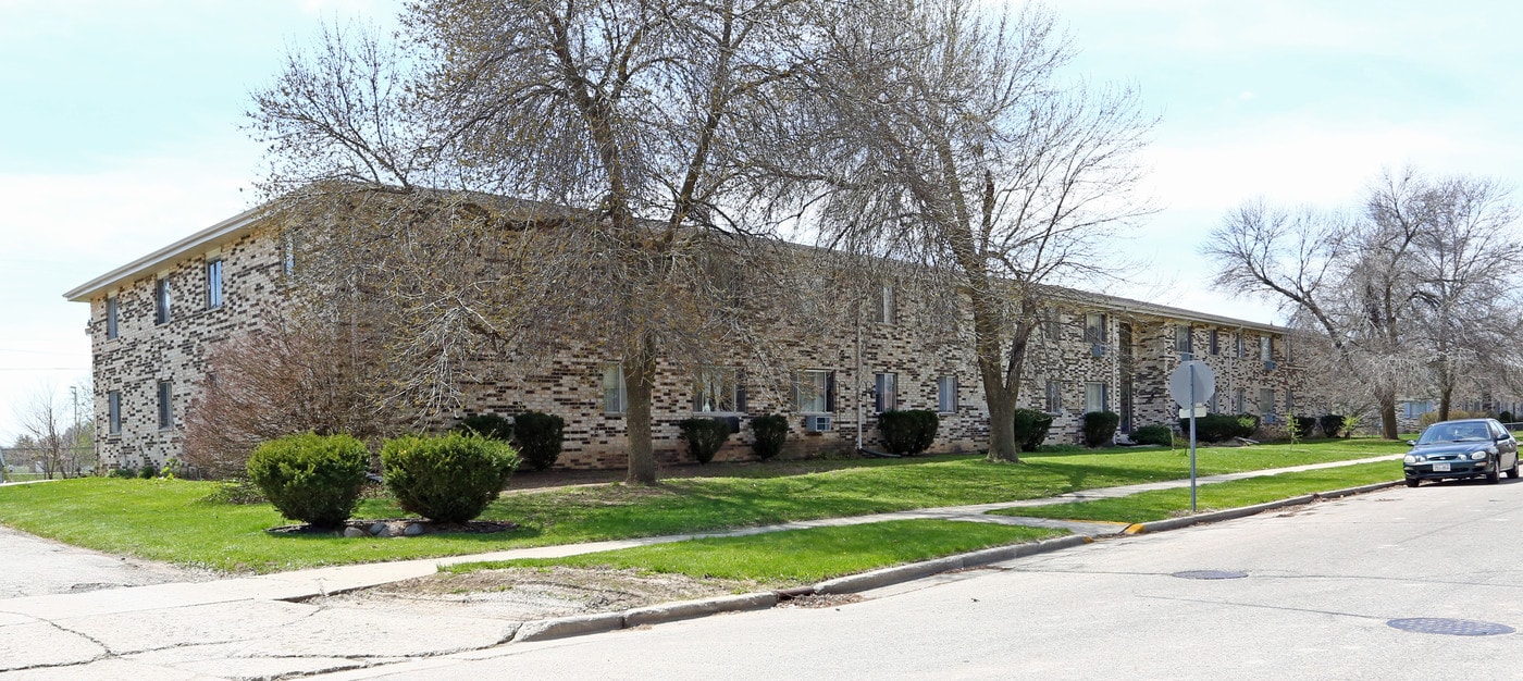 625 Meadow Ln in Burlington, WI - Building Photo