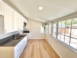 11720 Utah Ave, Unit B in South Gate, CA - Foto de edificio - Building Photo