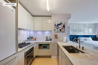 322 W 57th St in New York, NY - Building Photo - Building Photo