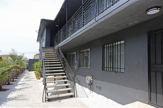 10227 S 10th Ave in Inglewood, CA - Foto de edificio - Building Photo
