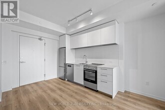 101 Roehampton Ave in Toronto, ON - Building Photo - Building Photo