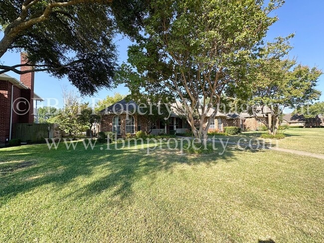 803 Lakeway Dr in Ennis, TX - Building Photo - Building Photo