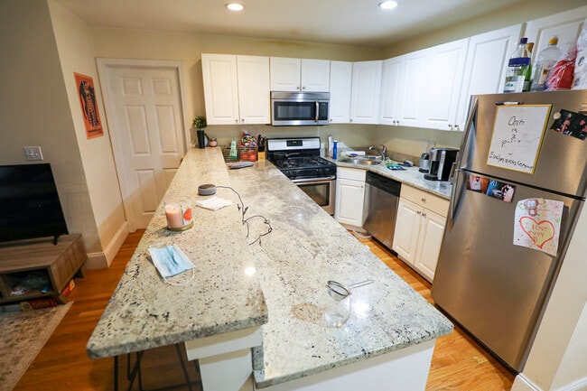 318 Saint Paul St, Unit 5 in Brookline, MA - Building Photo - Building Photo
