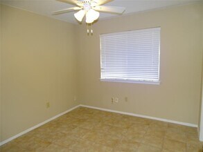 7247 Barton Oaks Dr in Houston, TX - Foto de edificio - Building Photo