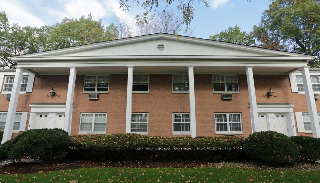 Brownstone and Main Union Apartments in Little Falls, NJ