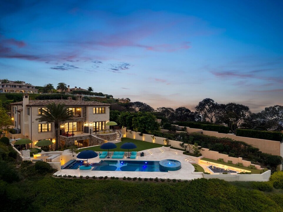9 Pelican Crest Dr in Newport Beach, CA - Building Photo