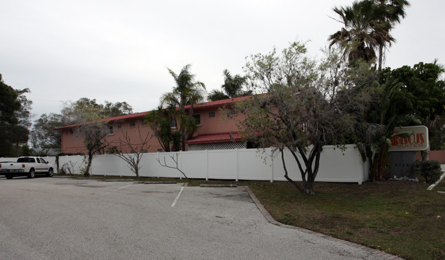 Hibiscus Suites Inn in Sarasota, FL - Foto de edificio - Building Photo