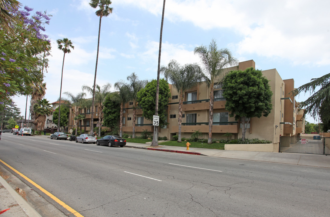 Mandalay Palms in Van Nuys, CA - Building Photo