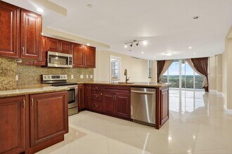 3499 Oaks Way in Pompano Beach, FL - Building Photo - Building Photo