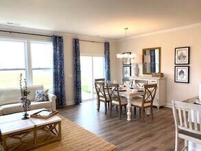 124 Creekview Rd in Hendersonville, NC - Foto de edificio - Building Photo