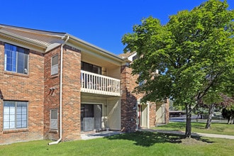 Greenwoods Apartments in Farmington Hills, MI - Building Photo - Building Photo