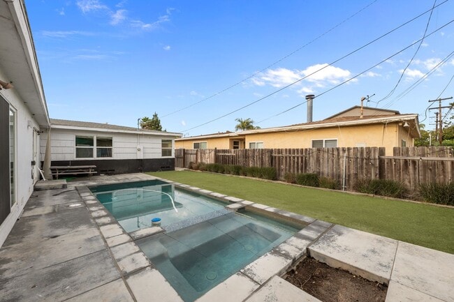 6233-6235 Dorothy Dr in San Diego, CA - Foto de edificio - Building Photo