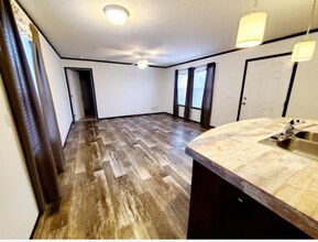 7028 Bayview Dr in Fair Haven, MI - Foto de edificio - Building Photo