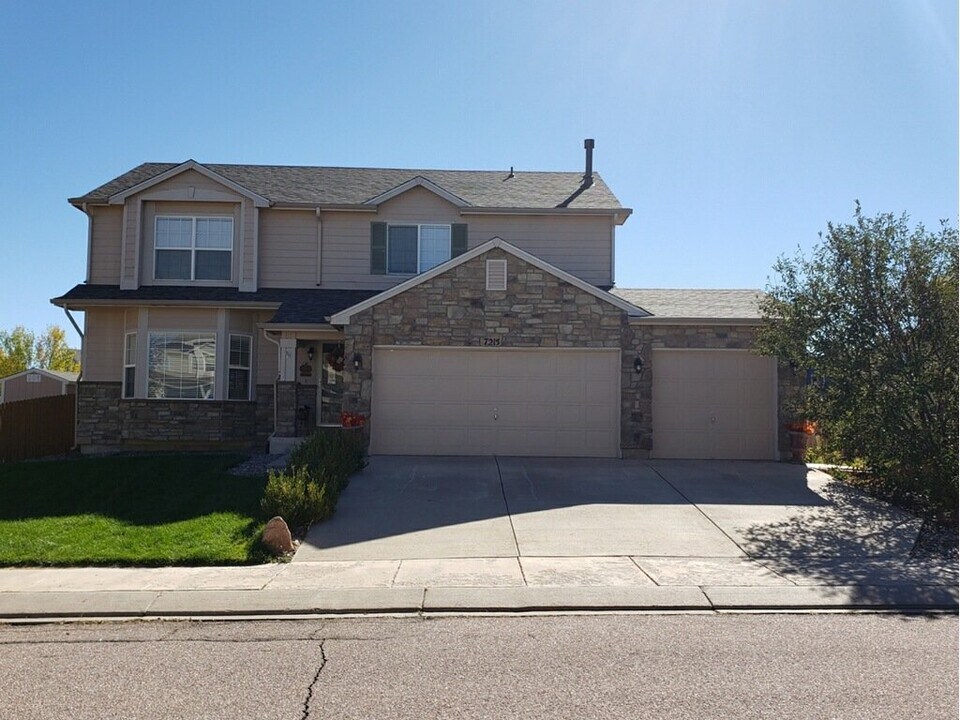 7215 Creekfront Dr in Fountain, CO - Building Photo