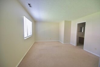 2245 Hedgerow Road in Columbus, OH - Building Photo - Building Photo